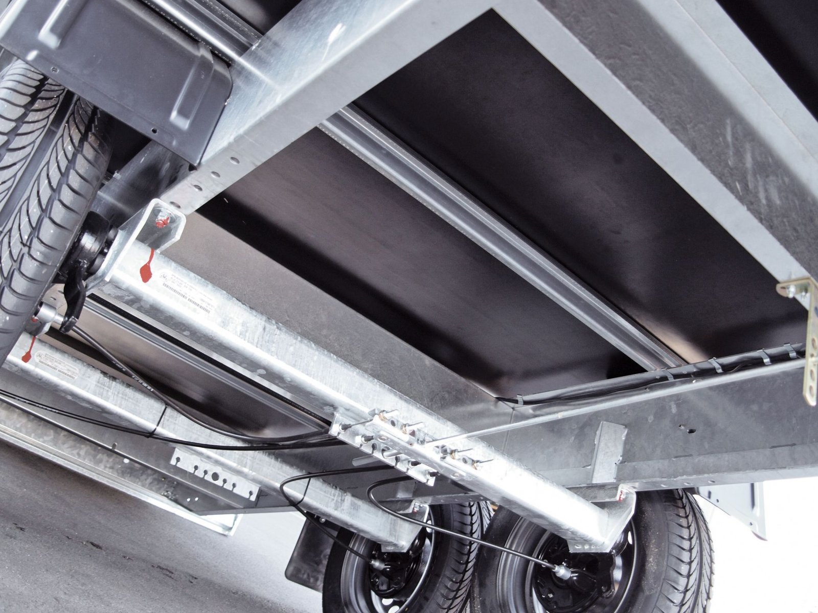 Remorque modèle plateau HN 203116, 2000 kg, pneus 10 pouces – Image 4